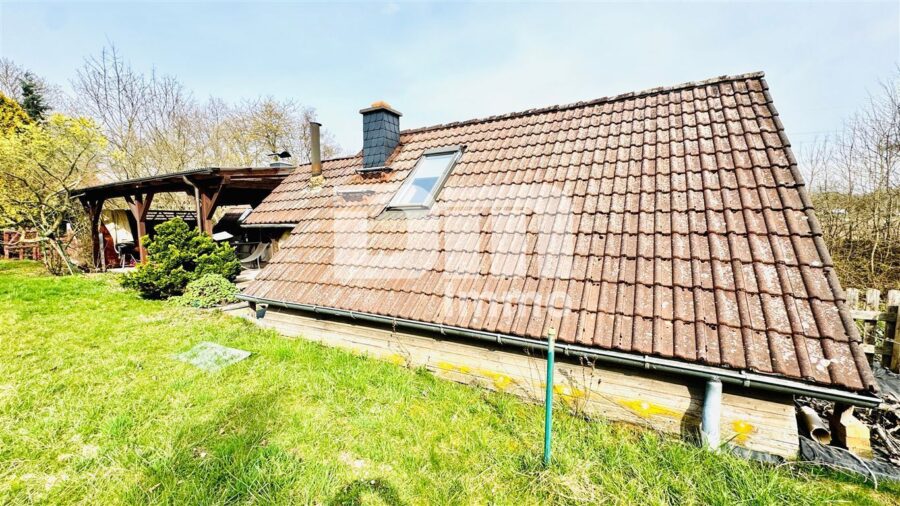 Natur pur - Einfamilienhaus am Ortsrand mit großem Grundstück, Carport und Terrasse - Rückansicht
